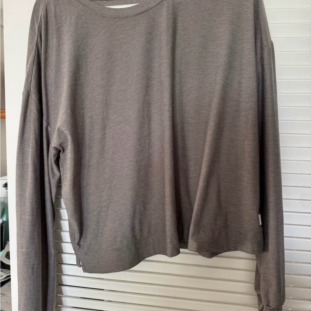 Vuori Heathered Gray Long Sleeve Top